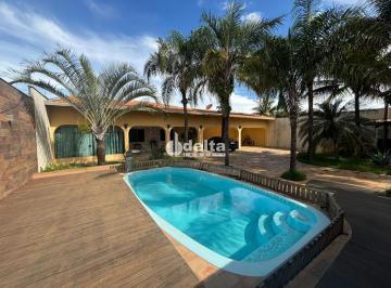 Casa · 321m² · 3 Quartos · 6 Vagas · Casa mista disponível para locação e venda no bairro Jardim Karaíba em Uberlândia-MG