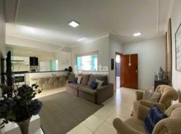 NULL · Casa disponível para venda no bairro Granada em Uberlândia-MG