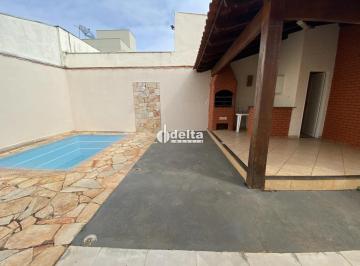Casa · 250m² · 3 Quartos · 2 Vagas · Casa em condomínio com 3 quartos sendo 1 suíte, disponível para locação no bairro Jardim Holanda em 