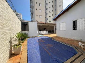 Casa · 360m² · 3 Quartos · 4 Vagas · Casa residencial com 3 quartos sendo 1 suíte, disponível para venda no bairro Santa Mônica em Uberlâ