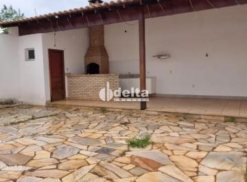 Casa · 360m² · 3 Quartos · 2 Vagas · Casa disponível para locação e venda no bairro Jardim Karaiba em Uberlândia-MG.