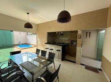 Casa · 360m² · 3 Quartos · 4 Vagas · Casa no condomínio com 3 suítes disponível para venda em Uberlândia-MG