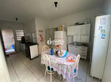 Casa · 250m² · 2 Quartos · 1 Vaga · Casa com 2 quartos disponível para venda no bairro Laranjeiras em Uberlândia-MG