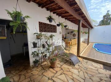 Casa · 360m² · 5 Quartos · 5 Vagas · Casa residencial disponível para venda no bairro Cidade Jardim em Uberlândia-MG
