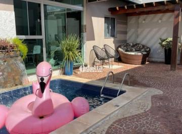 Casa · 250m² · 4 Quartos · 2 Vagas · Casa residencial com 4 quartos, sendo 1 suíte disponível para locação no bairro Taiaman em Uberlândi