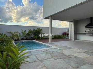 Casa · 400m² · 3 Quartos · 6 Vagas · Casa no condomínio Tamboré disponível para venda em Uberlândia-MG