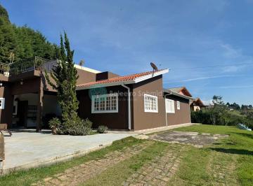 Casa · 1000m² · 3 Quartos · 6 Vagas · Refúgio Luminoso com Vista das Montanhas