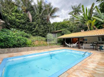 Casa · 235m² · 3 Quartos · 3 Vagas · Linda casa com piscina com fácil acesso a Via expressa .