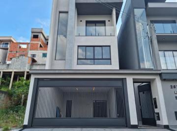Foto 01 · Belíssima residência de 3 suítes com closet e garagem coberta no Portal