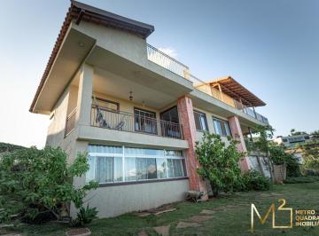 Casa · 400m² · 4 Quartos · 2 Vagas · 5 suítes sendo 1master, reformada,2vgs.61-99463-5151