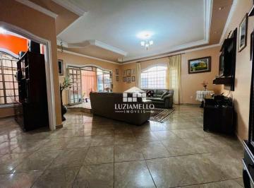 Primeira Sala de Estar · QSC 19, Taguatinga - Casa Ampla de Esquina, Lote de 801 m², com Lazer