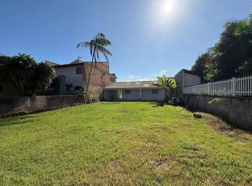 Casa · 40m² · 2 Quartos · 2 Vagas · Casa de madeira com amplo espaço de terreno á 450 metros da praia em Itapoá-SC