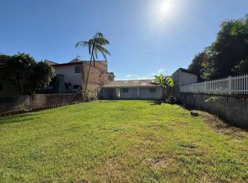 Casa · 40m² · 2 Quartos · 2 Vagas · Casa de madeira com amplo espaço de terreno á 450 metros da praia em Itapoá-SC