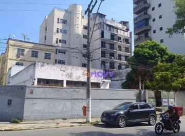 ab10ca16722df41b53342edc90a978f560b6859d · Casa em rua de esquina com terreno plano anexo