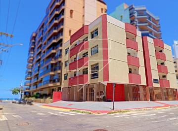 Foto 01 · Apartamento de 2 quartos + DCE reformado e mobiliado de frente para a Avenida Oceânica a apenas 50 m