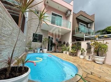 Casa de 3 quartos, Balneário Piçarras · JD1508 - Sobrado Geminado com Piscina no Centro de Balneário Piçarras/SC