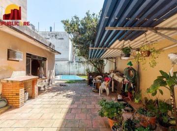 Casa · 262m² · 3 Quartos · 4 Vagas · Casa de 3 dormitórios no bairro Santa Cecília