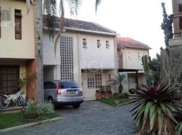 Casa · 350m² · 3 Quartos · 2 Vagas · Excelente casa em condominío de 350m² com 03 dormitórios sendo 02 suítes.