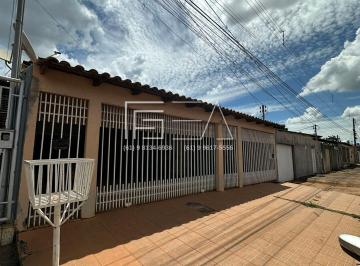 Casa · 300m² · 4 Quartos · 3 Vagas · Casa Ampla com 4 Quartos e Suíte – Conforto e Espaço para Sua Família!