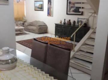 Casa · 228m² · 4 Quartos · 2 Vagas · Casa com 4 quartos, 228m² no Centro