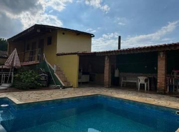 Casa · 135m² · 5 Quartos · 4 Vagas · Casa com Piscina e Salão Comercial – Oportunidade Única!