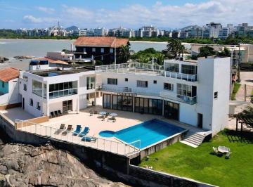 Casa à venda com 7 quartos em Guarapari, Enseada Azul · Casa com 7 quartos à venda na Enseada Azul.