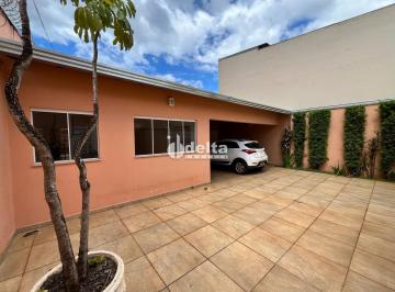 Casa · 470m² · 3 Quartos · 4 Vagas · Casa 3 quartos, sendo 1 suíte disponível para venda no bairro Umuarama em Uberlândia MG