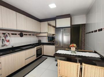 Casa · 180m² · 3 Quartos · 2 Vagas · Casa a Venda na região norte em Londrina, (3 Dormits., sendo 1 suíte), Terraço c