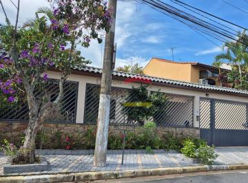 Casa · 155m² · 3 Quartos · 3 Vagas · Casa Térrea no Jardim Guapira, com 3 quartos, 3 vagas, em rua fechada