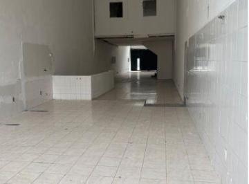 Comercial · 277m² · 2 Vagas · Bom Retiro – Galpão Comercial de 300m² com 4 Banheiros e 2 Vagas de Garagem