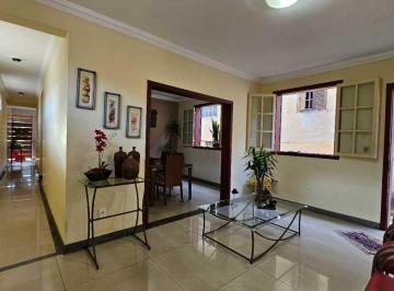 Casa · 210m² · 5 Quartos · 1 Vaga · Casa de rua :  / Residencial / Água Limpa