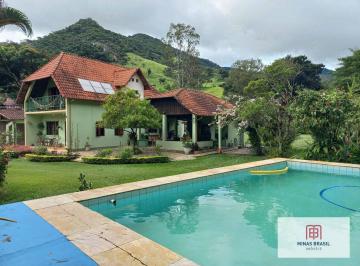cc36e43ed08d6fe096f58d526de2560a7a698d3a · Exuberante Chácara com Casa de 4 quartos, sendo uma suíte, no Bairro Pedra Preta, a poucos minutos d