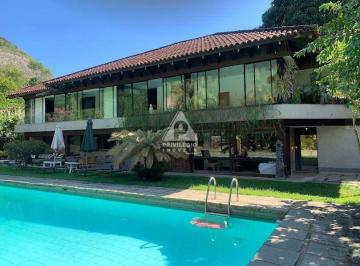 Casa · 583m² · 4 Quartos · 4 suites, 583m² de área construída e 1420m² de área total, jardim e piscina no Condomínio Jardim do