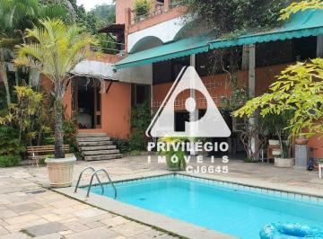 Casa · 700m² · 5 Quartos · 2 Vagas · Casa Triplex com 5 quartos e 1 suíte master