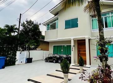 Casa · 210m² · 6 Quartos · 3 Vagas · Casa A VENDA no Condomínio Pernambuco II na praia do Guarujá.