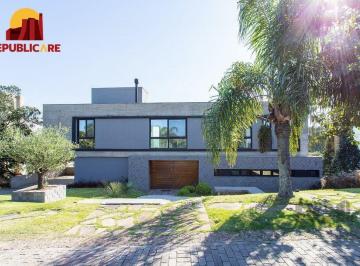 Casa · 443m² · 4 Quartos · 4 Vagas · Casa à venda - em Teresópolis