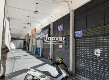 Comercial · 200m² · Lojas 200m² Recuada com 3 pisos.