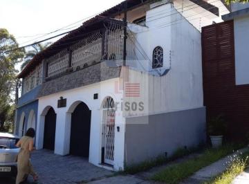 Casa · 500m² · 10 Quartos · 2 Vagas · Sobrado com vários ambientes.