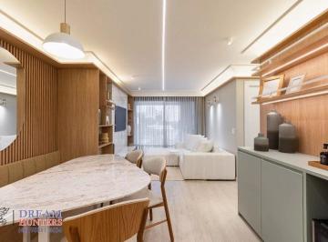 salas · Apartamento NOVO e DECORADO de 94m² no bairro Ahú, com 2 quartos (1 suíte), 2 banheiros e 2 vagas de