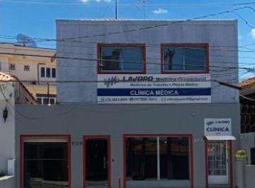 Comercial · 250m² · 6 Vagas · Loja comercial para alugar com 2 salas, vagas de garagem, 02 banheiros e cozinha no Jardim São Paulo