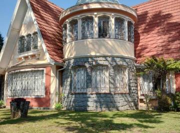 Casa · 365m² · 6 Quartos · 4 Vagas · Encantadora Casa Estilo Suico com 2 Andares no Exclusivo Jardim Social