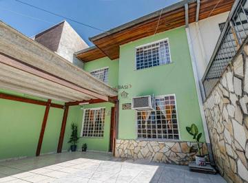 Casa · 122m² · 3 Quartos · 2 Vagas · Seja bem-vindo ao seu novo lar no charmoso bairro do Hauer!
