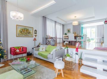 Casa · 240m² · 3 Quartos · 4 Vagas · 3 suites, quintal muito aconchegante, 4 vagas, condominio  Green Village Park