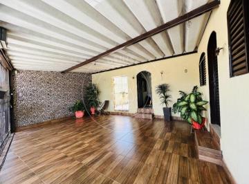 Casa · 300m² · 3 Quartos · 2 Vagas · Casa à Venda no Setor Centro Oeste, Próxima à Av. Bernardo Sayão