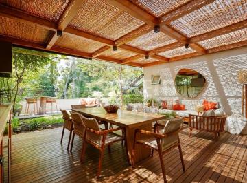 Casa · 530m² · 3 Quartos · 2 Vagas · Casa reformada com 3 quartos e espaço gourmet no condomínio Vitória Regia!
