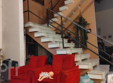 Casa · 140m² · 4 Quartos · Venda de Casa com 4 quarto(s), por R$ 890 mil em Centro.