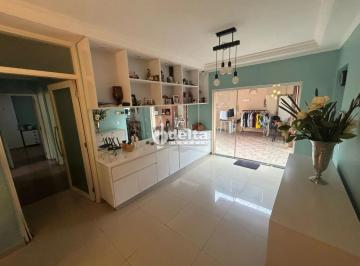 Casa · 360m² · 3 Quartos · 3 Vagas · Casa residencial disponível para Venda no bairro Santa Mônica em Uberlândia-MG.