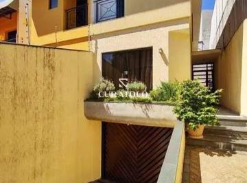 Casa · 210m² · 3 Quartos · 5 Vagas · Moradia perfeita para a família: Sobrado com 3 quartos, 5 vagas cobertas, área com churrasqueira no 