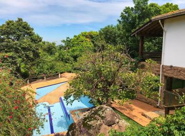 A natureza faz parte da construção. · Oportunidade de investimento em condomínio fechado no interior: piscina integrada à natureza, jardim