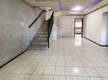 Casa · 261m² · 3 Quartos · Sobrado à Venda com 3 Quartos no Centro de Balneário Camboriú